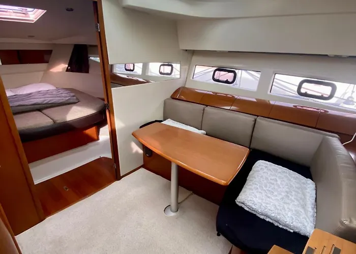 Botel Experience Maritime Sur Un Yacht A - Boat Paradise *