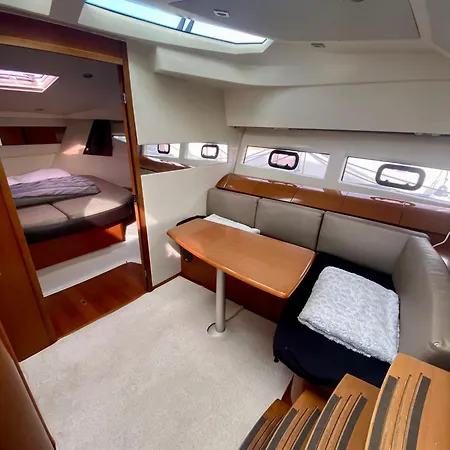 Botel Experience Maritime Sur Un Yacht A - Boat Paradise *